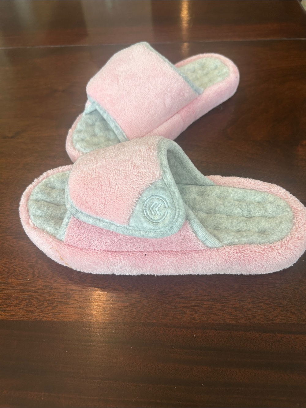Isotoner size 6.5-7Plush Pink Slide Slippers with Gray Quilted Footbed - Picture 2 of 8